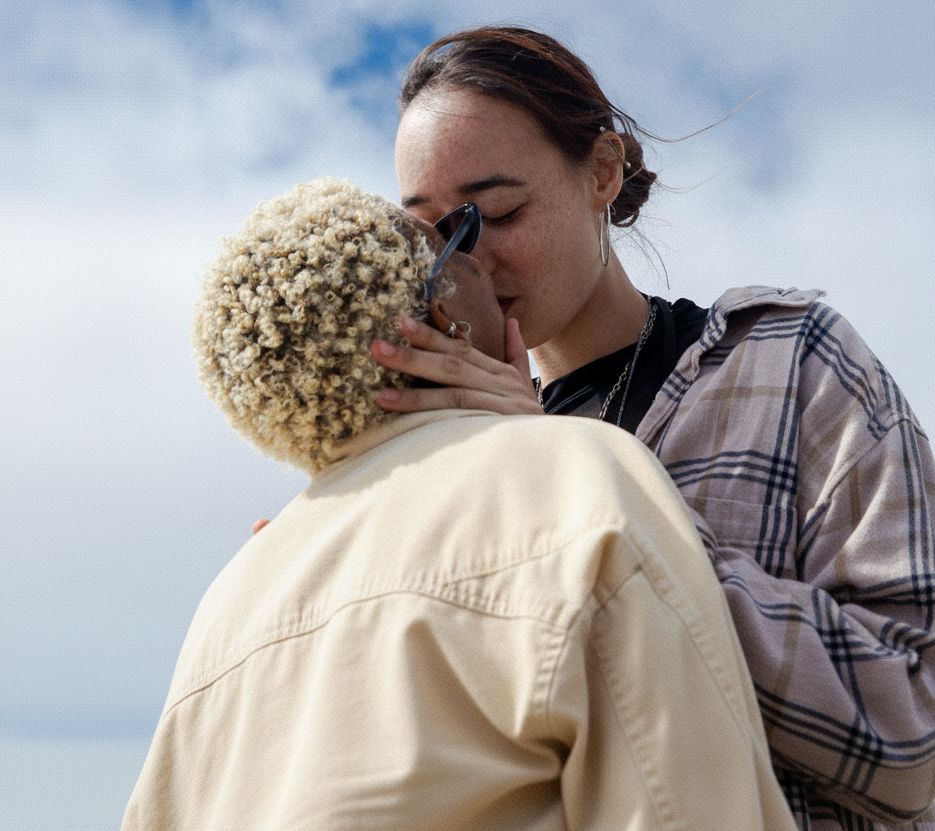 2 kvinnor som kysser varandra