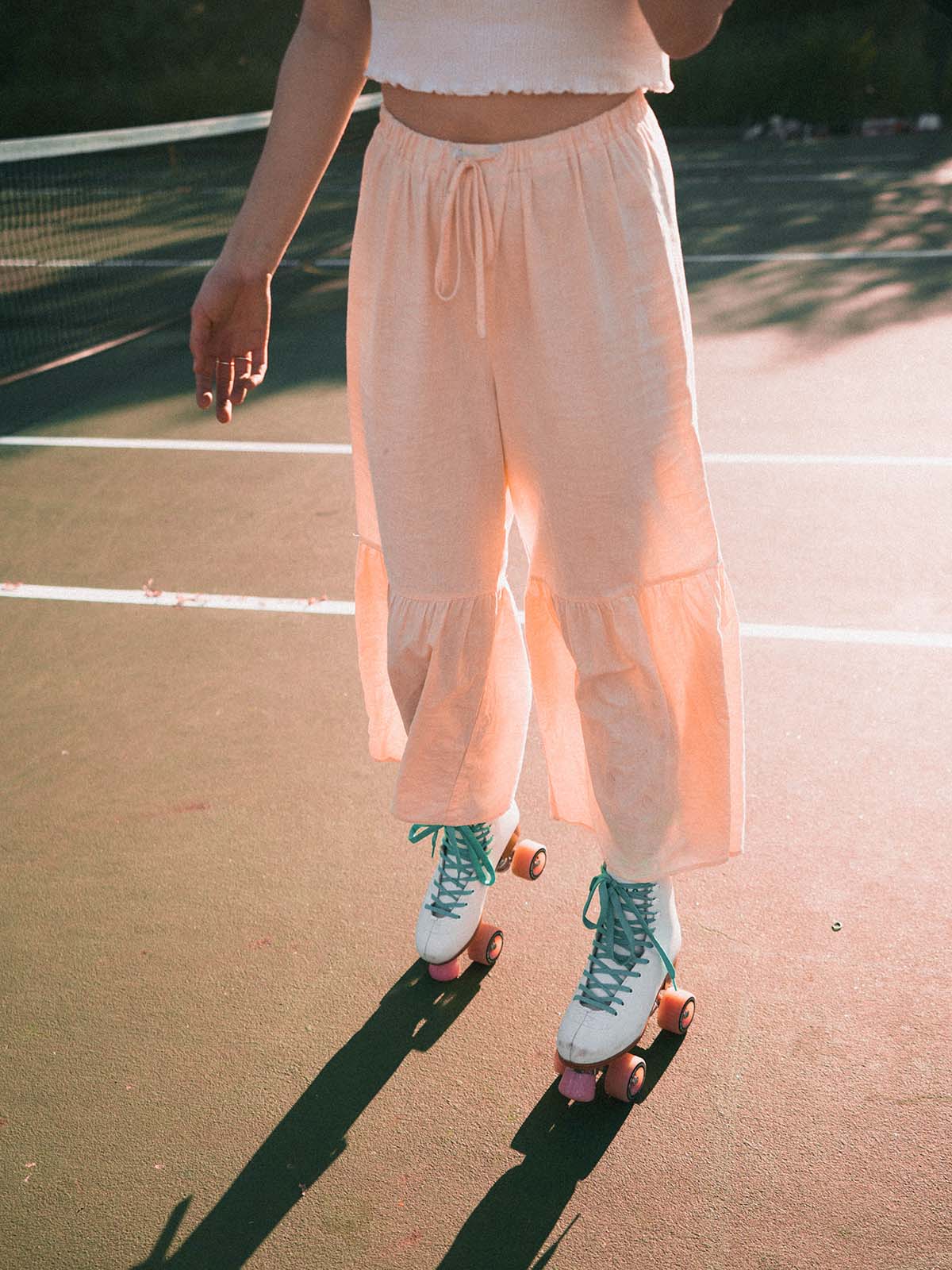 kvinna som åker rullskridskor