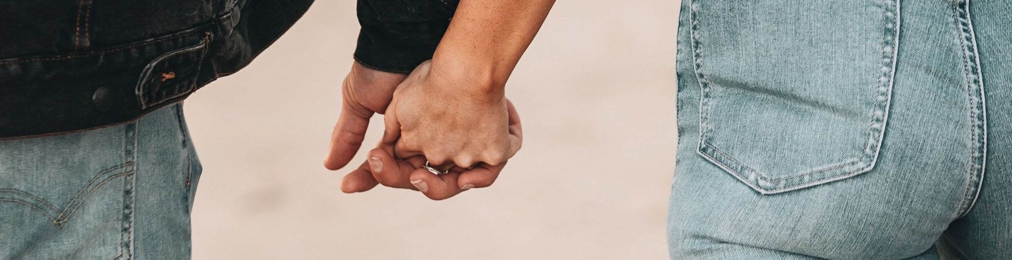 ett par som håller hand