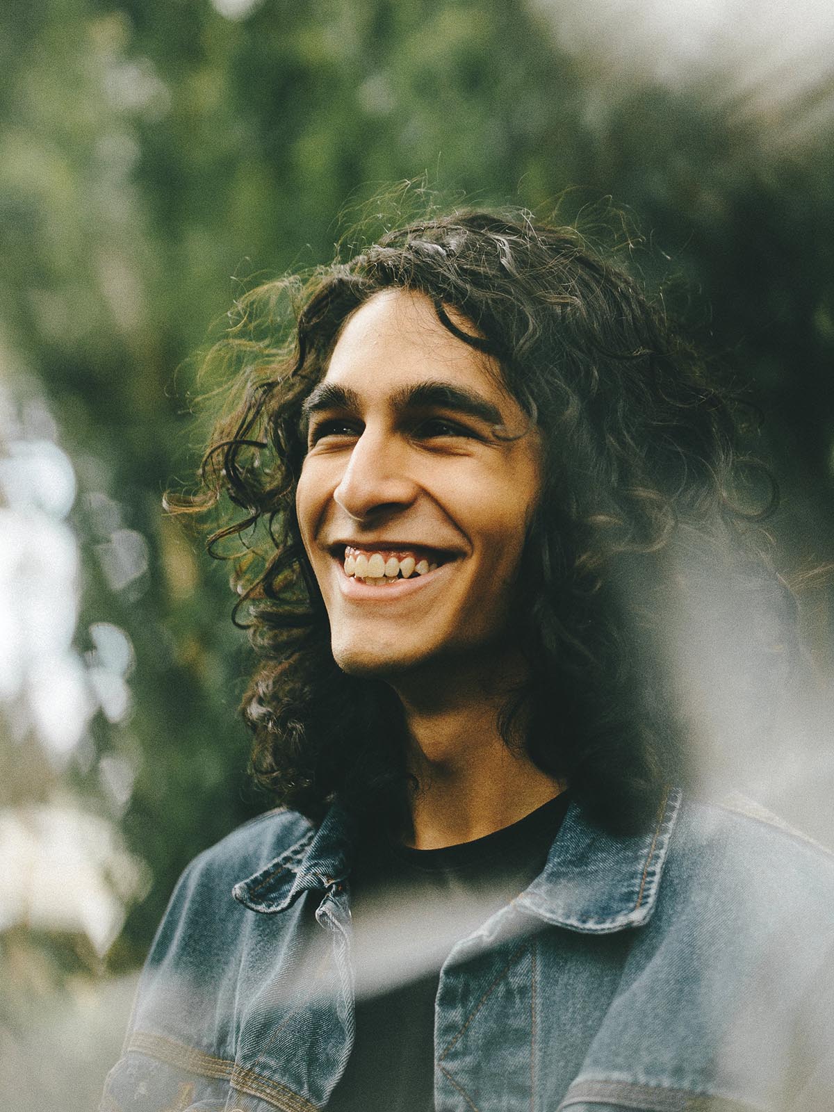 gald man som ler stort