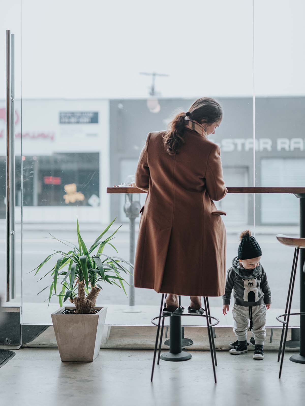 kvinna och ett litet barn